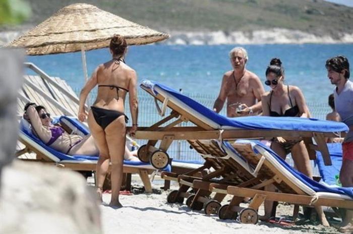 Hülya Avşar kendi filminin kapağı için soyundu
