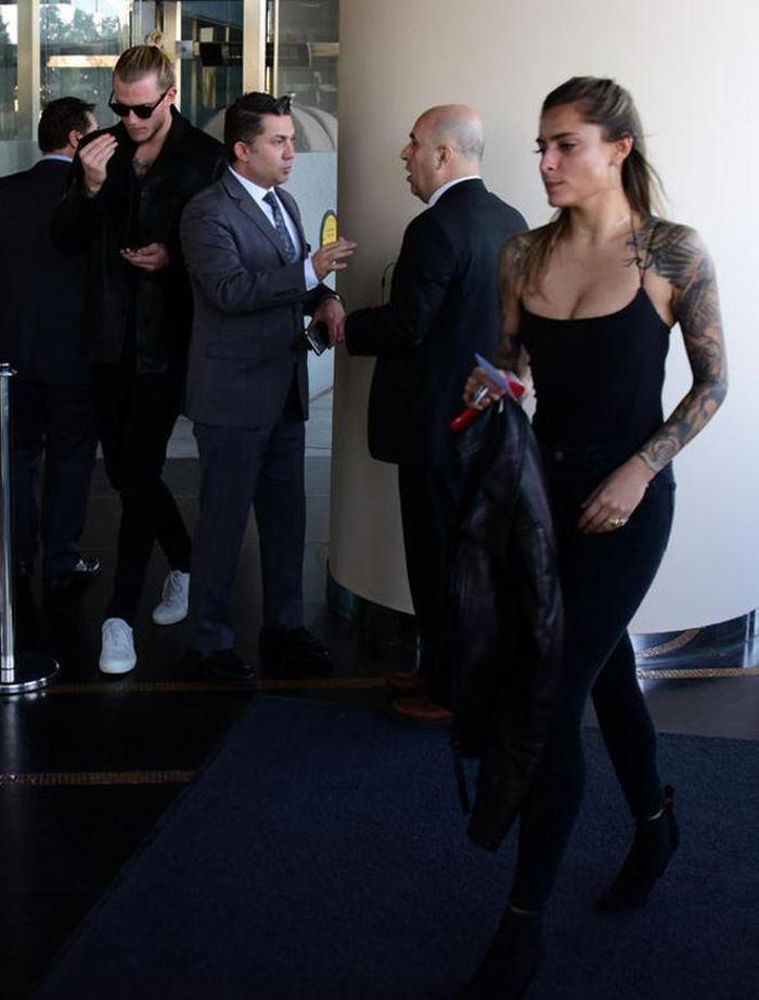 Otel aşıkları Loris Karius ve Sophia Thomalla görüntülendiklerini fark edince gizlendi