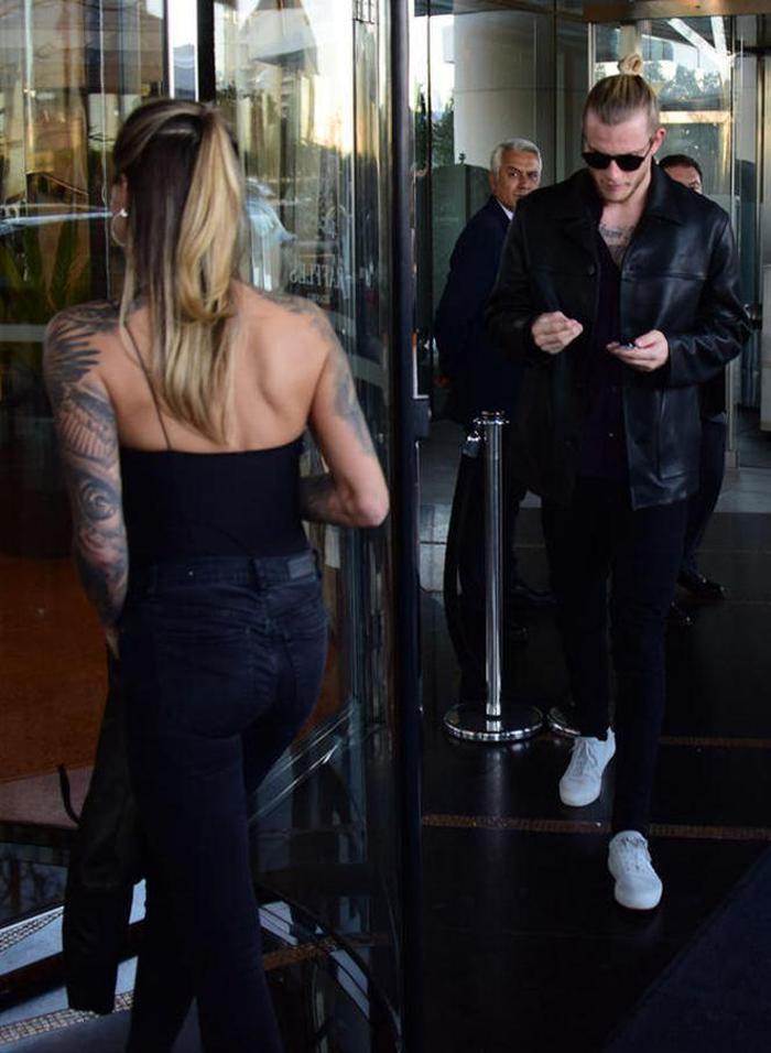 Otel aşıkları Loris Karius ve Sophia Thomalla görüntülendiklerini fark edince gizlendi