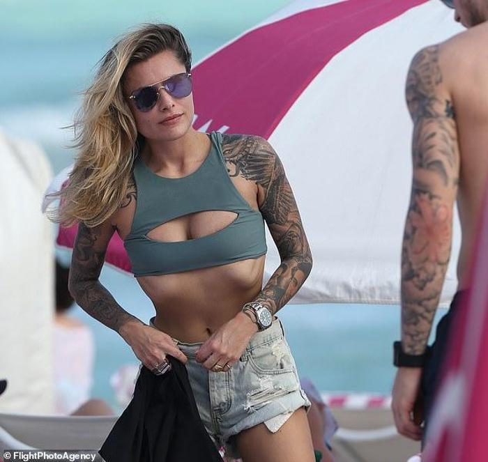 Otel aşıkları Loris Karius ve Sophia Thomalla görüntülendiklerini fark edince gizlendi