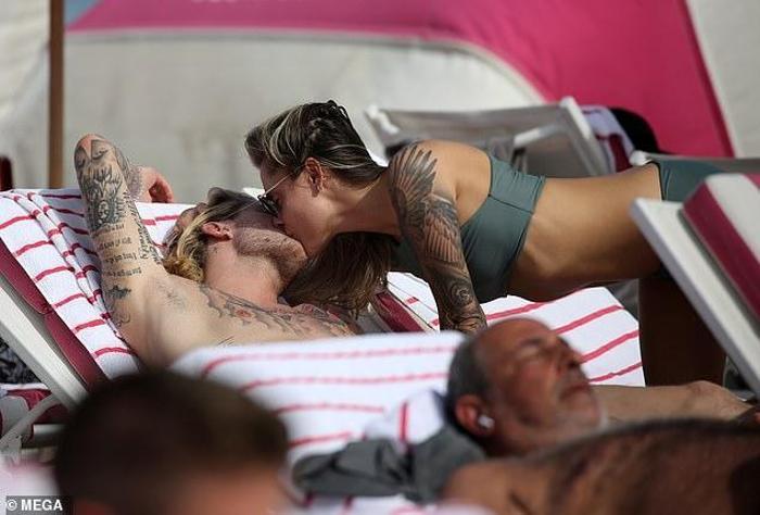 Otel aşıkları Loris Karius ve Sophia Thomalla görüntülendiklerini fark edince gizlendi