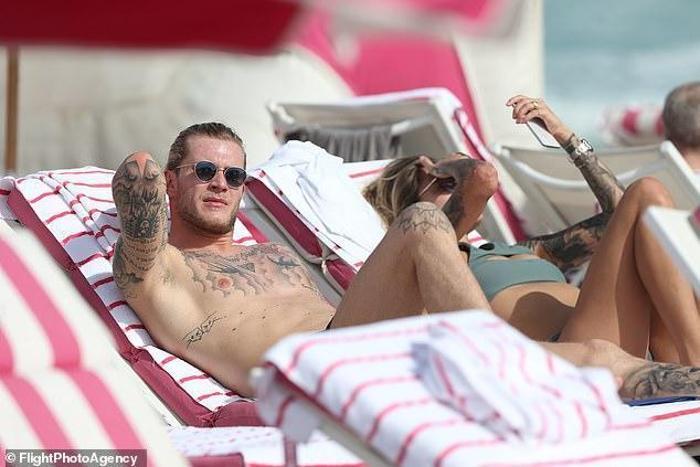 Otel aşıkları Loris Karius ve Sophia Thomalla görüntülendiklerini fark edince gizlendi