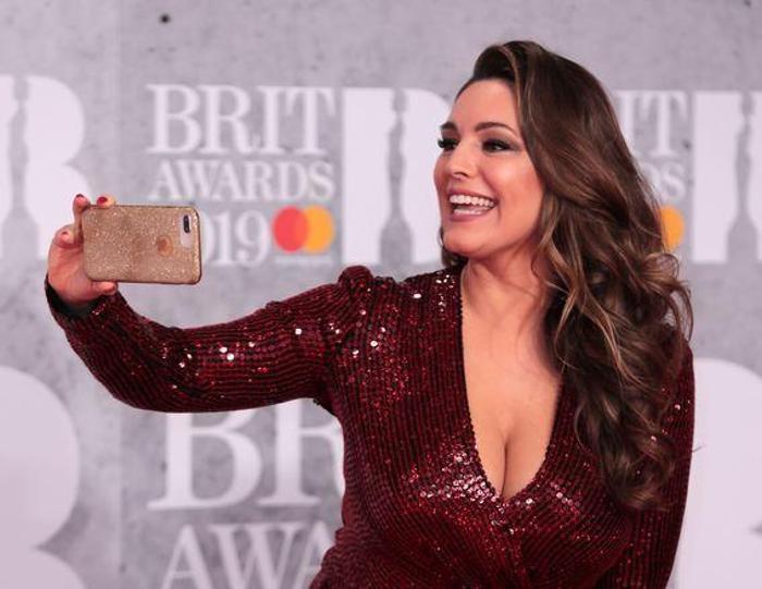 Kelly Brook kırmızı elbisesiyle büyüledi