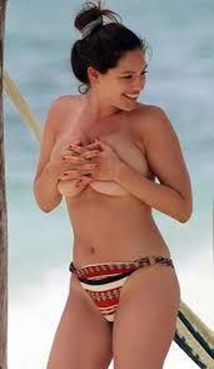 Kelly Brook kırmızı elbisesiyle büyüledi