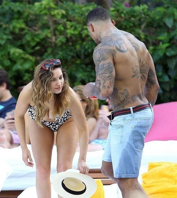 Kelly Brook kırmızı elbisesiyle büyüledi