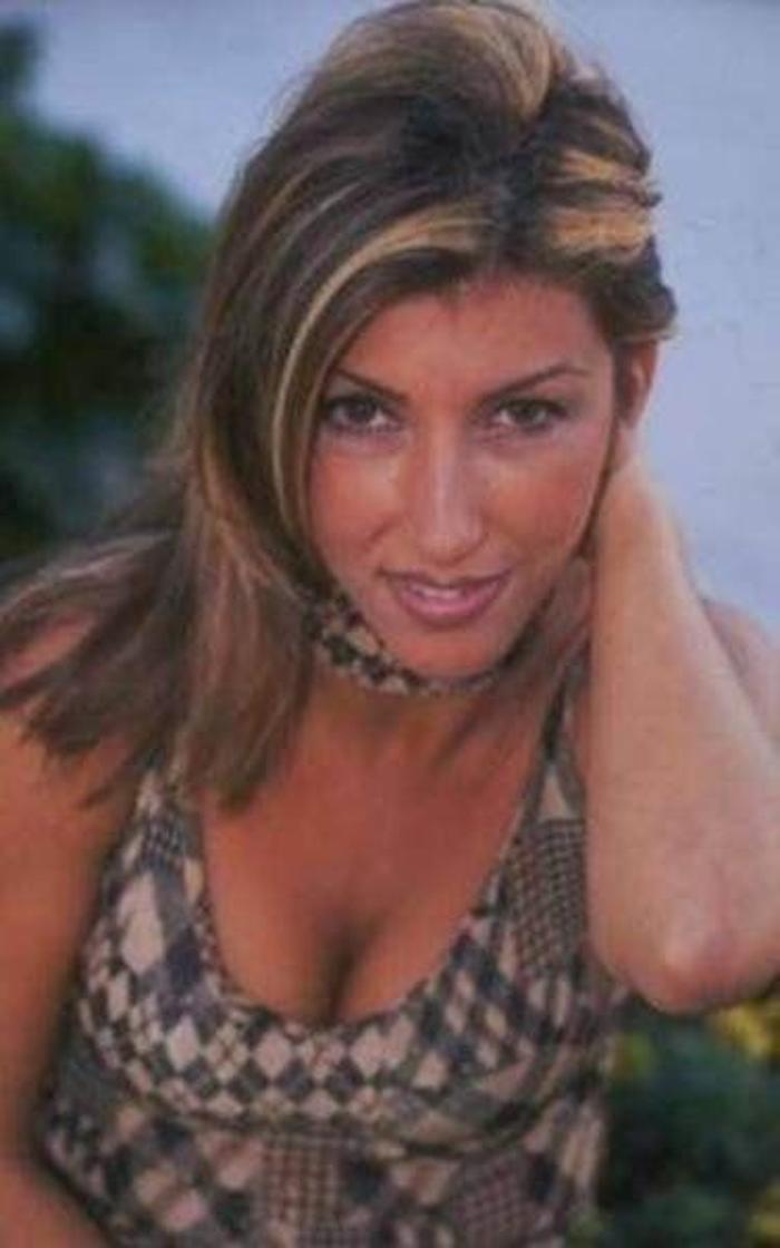 HANDE YENER