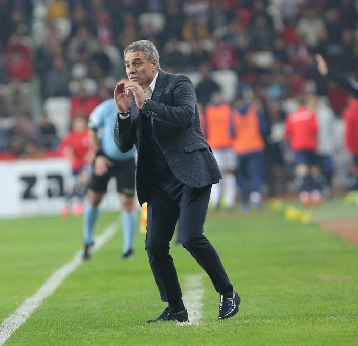 Ersun Yanal Fenerbahçe yönetimine raporunu sundu İşte gönderilmesini istediği isimler..