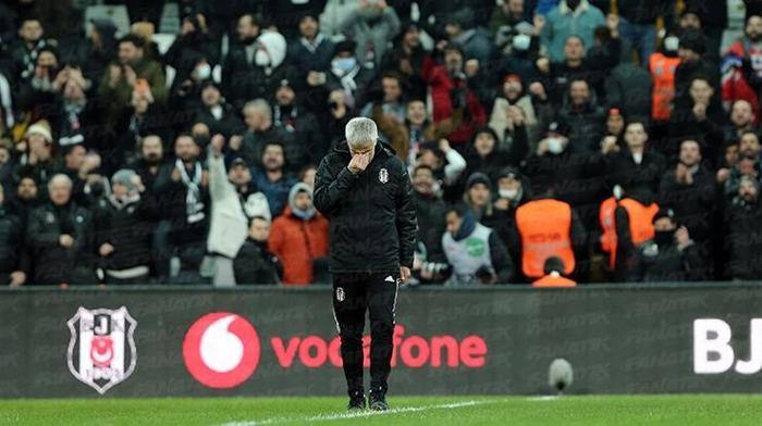 Beşiktaş Teknik Direktörü Önder Karaveli, gözyaşlarını tutamadı