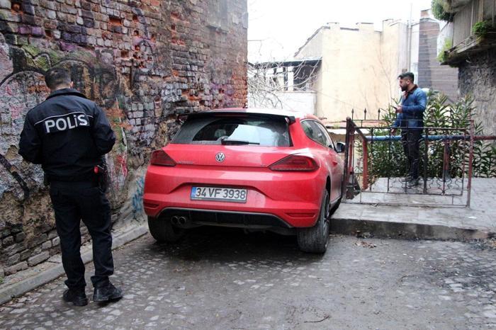 Otomobiliyle merdivenden inmeye kalktı