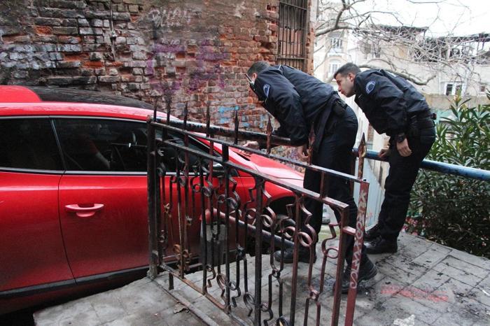 Otomobiliyle merdivenden inmeye kalktı