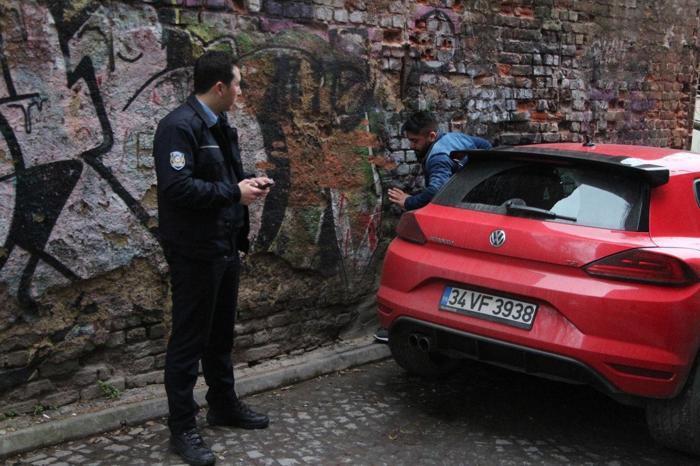 Otomobiliyle merdivenden inmeye kalktı