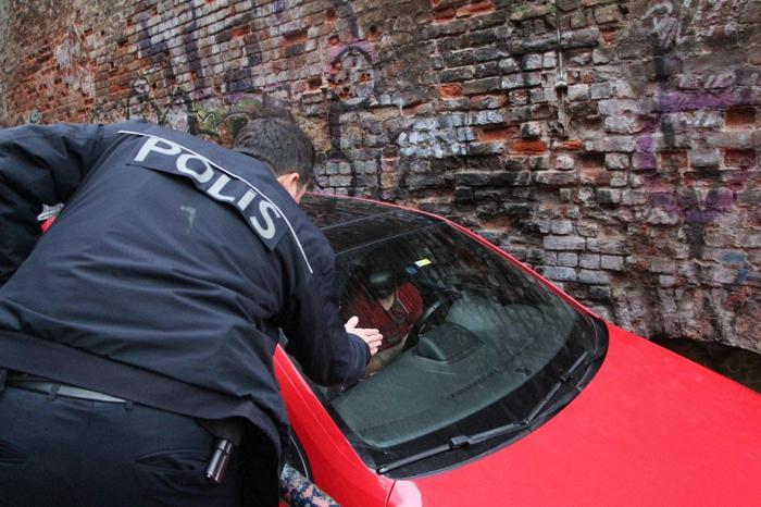 Otomobiliyle merdivenden inmeye kalktı