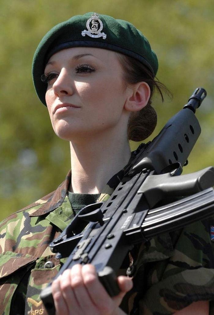Asker Barbie Katrina Hodge yaşadığı cehennem hayatını anlattı