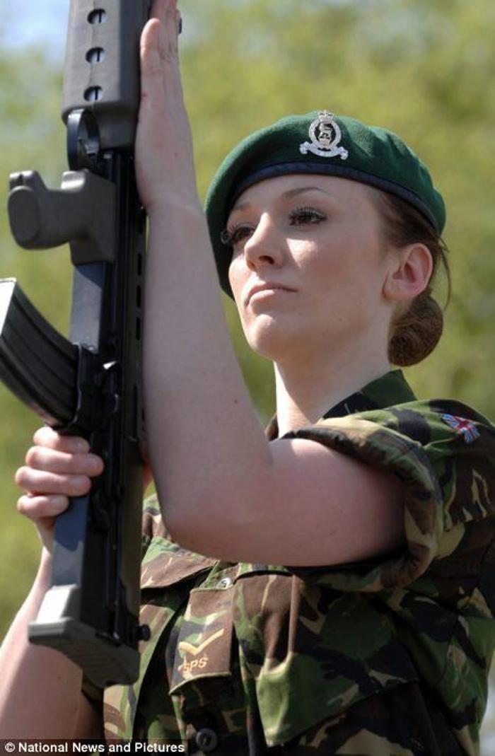 Asker Barbie Katrina Hodge yaşadığı cehennem hayatını anlattı