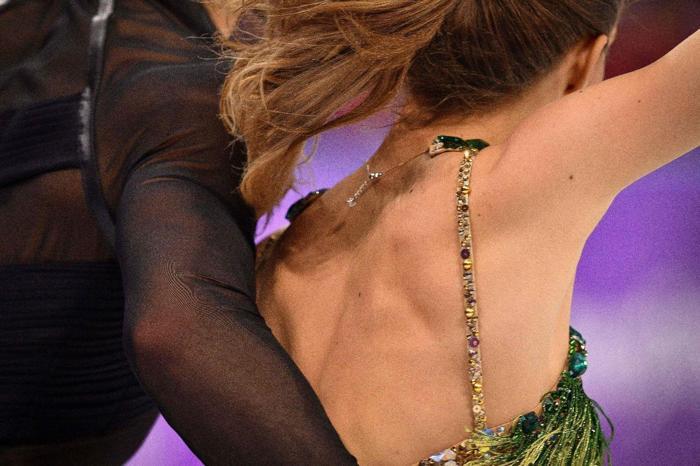 Gabriella Papadakisin kıyafeti koptu, herkes şok oldu