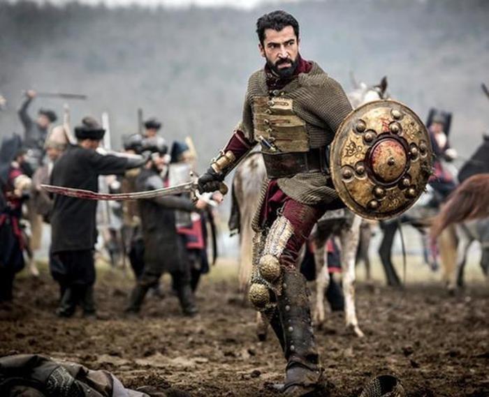 Kenan İmirzalıoğlu, at binip kılıç kullanarak 5 kilo verdi