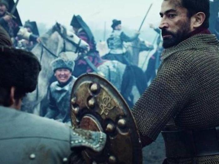 Kenan İmirzalıoğlu, at binip kılıç kullanarak 5 kilo verdi