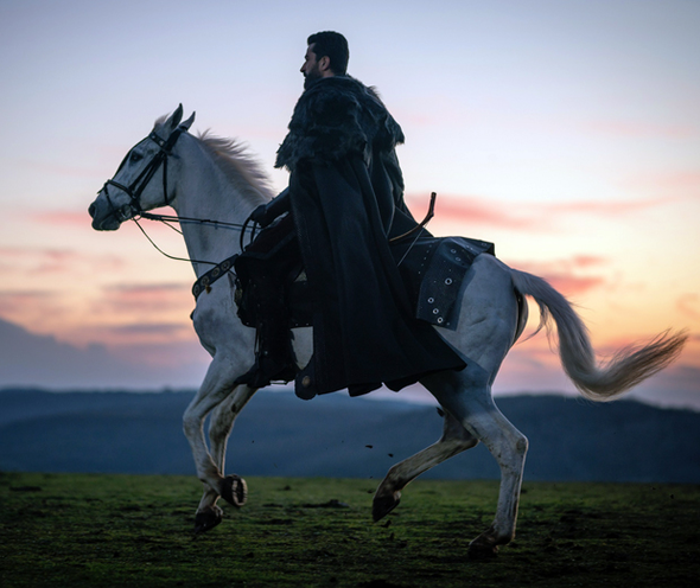 Kenan İmirzalıoğlu, at binip kılıç kullanarak 5 kilo verdi