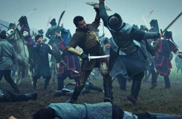 Kenan İmirzalıoğlu, at binip kılıç kullanarak 5 kilo verdi