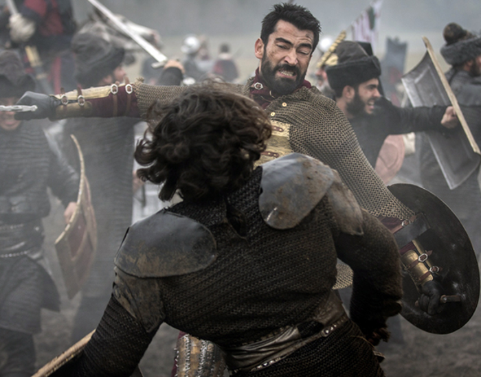 Kenan İmirzalıoğlu, at binip kılıç kullanarak 5 kilo verdi