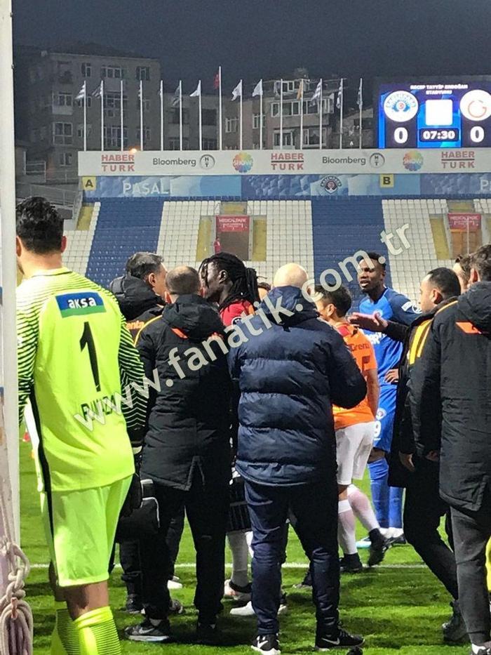 Son dakika Galatasaraylı Gomis bayıldı