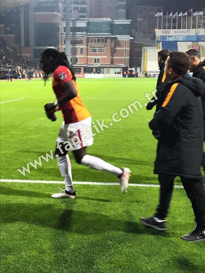 Son dakika Galatasaraylı Gomis bayıldı