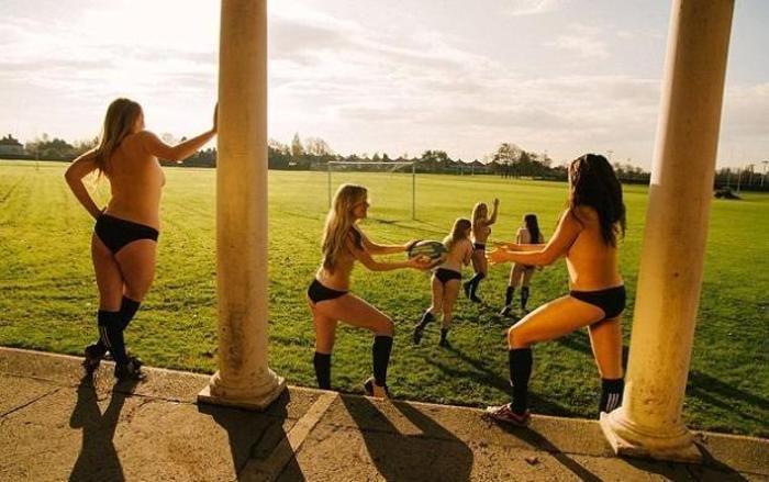 Kadın rugby takımı hayır için soyundu