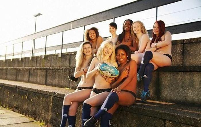 Kadın rugby takımı hayır için soyundu