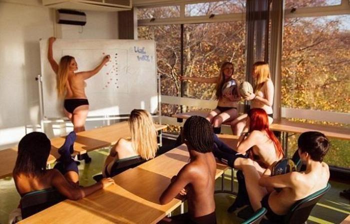 Kadın rugby takımı hayır için soyundu