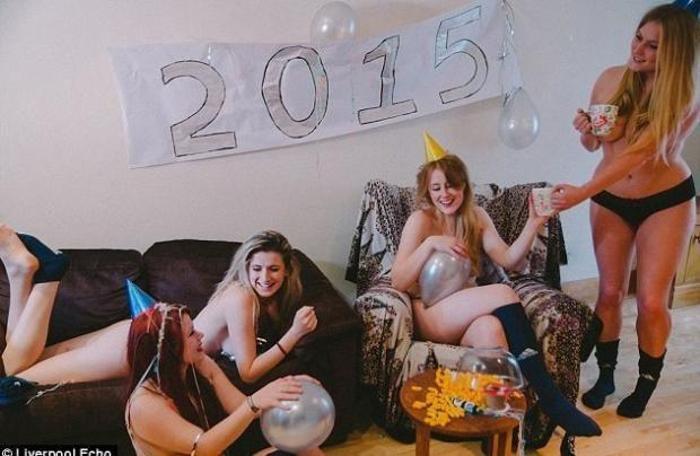 Kadın rugby takımı hayır için soyundu