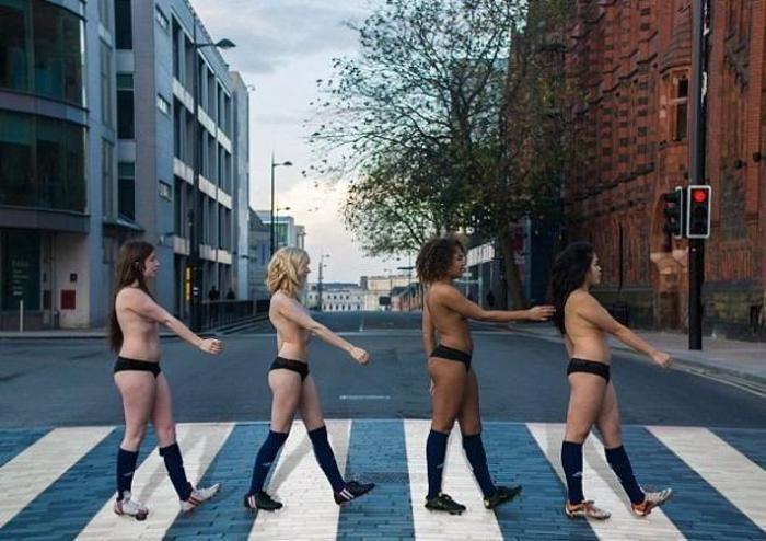 Kadın rugby takımı hayır için soyundu