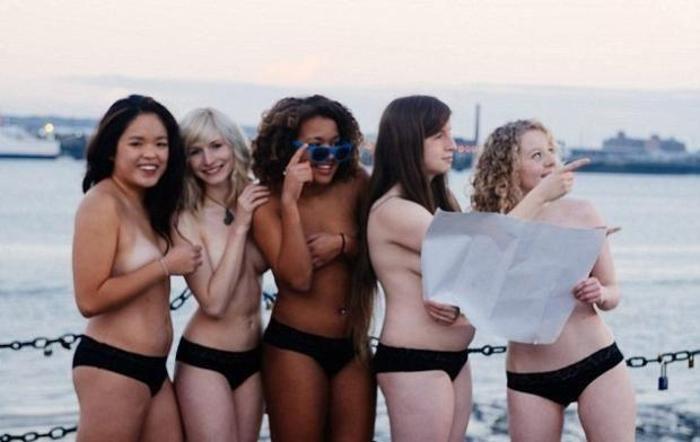 Kadın rugby takımı hayır için soyundu