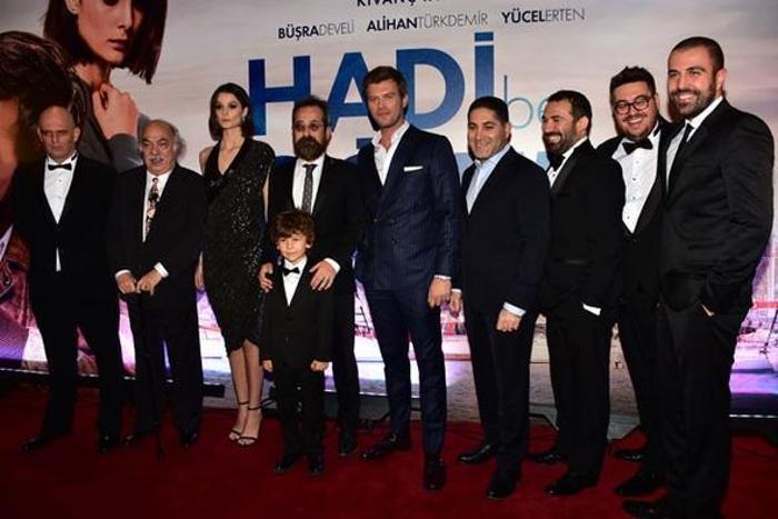 Kıvanç Tatlıtuğdan öpücüklü kutlama