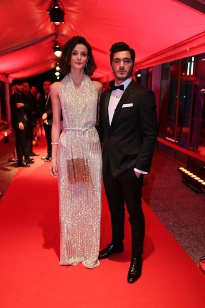Büşra Develi ve Burak Deniz el ele geldiler