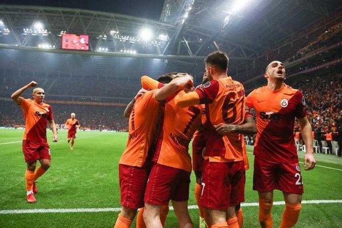 Son dakika: Galatasarayda çifte ayrılık Fatih Terim biletlerini kesti