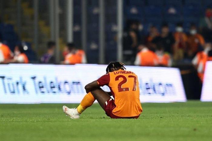 Son dakika: Galatasarayda çifte ayrılık Fatih Terim biletlerini kesti