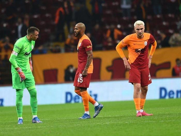 Son dakika: Galatasarayda çifte ayrılık Fatih Terim biletlerini kesti