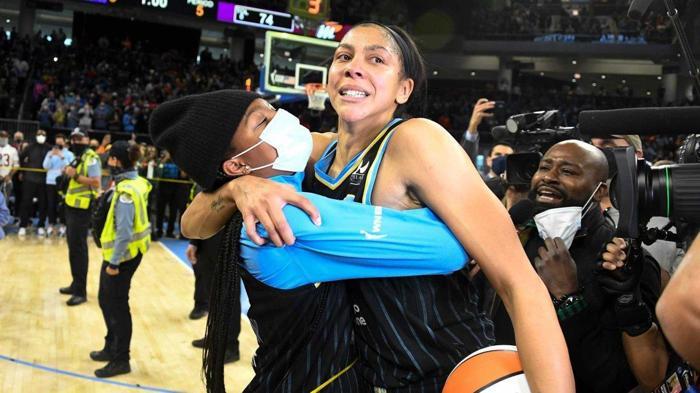 WNBA efsanesi Candace Parker ve Anna Petrakova çifti bebek bekliyor