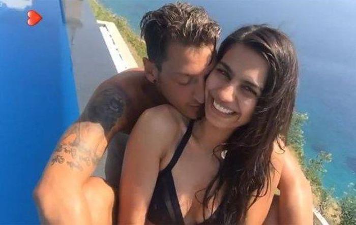 Amine Gülşenin ailesi Mesut Özili ağırladı