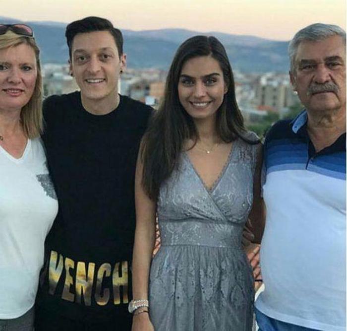 Amine Gülşenin ailesi Mesut Özili ağırladı
