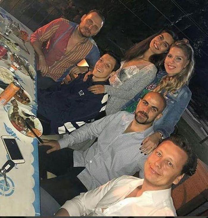 Amine Gülşenin ailesi Mesut Özili ağırladı