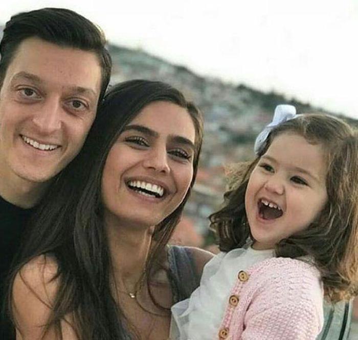 Amine Gülşenin ailesi Mesut Özili ağırladı