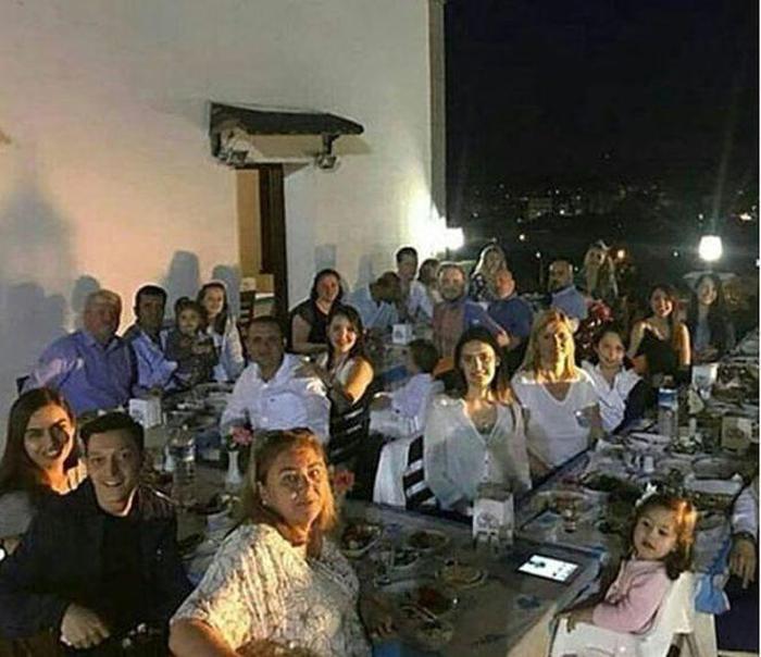 Amine Gülşenin ailesi Mesut Özili ağırladı