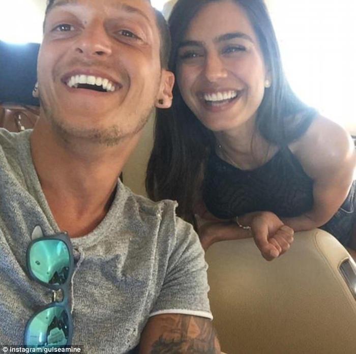 Amine Gülşenin ailesi Mesut Özili ağırladı