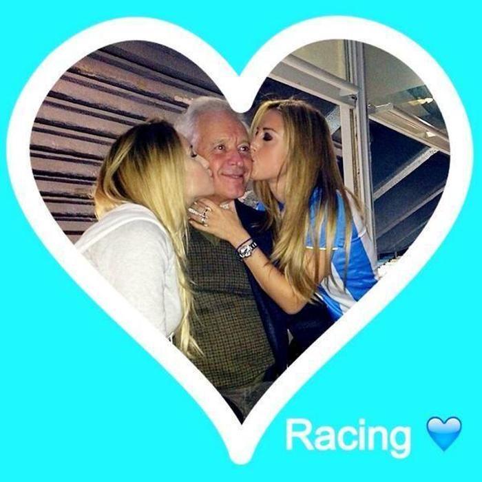 Racing Clubın başkanının kızlarından saha içerisinde selfie