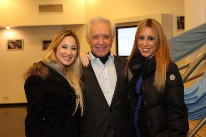 Racing Clubın başkanının kızlarından saha içerisinde selfie