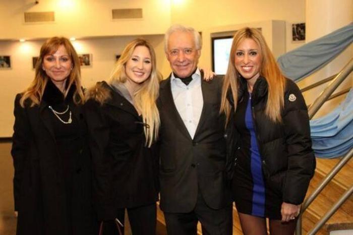 Racing Clubın başkanının kızlarından saha içerisinde selfie