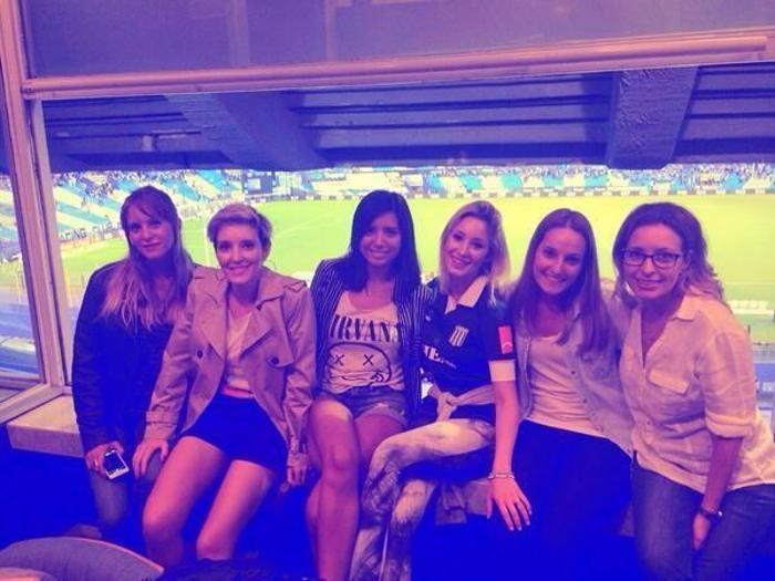 Racing Clubın başkanının kızlarından saha içerisinde selfie