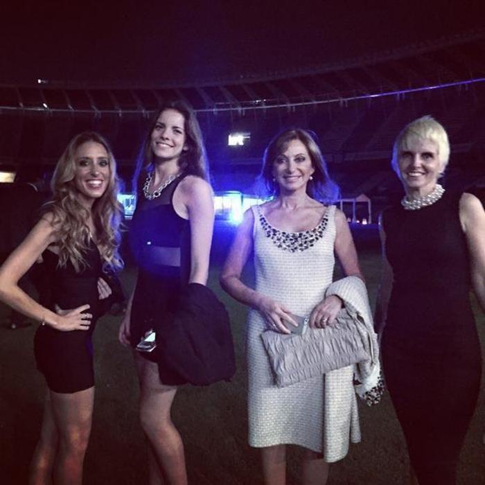Racing Clubın başkanının kızlarından saha içerisinde selfie