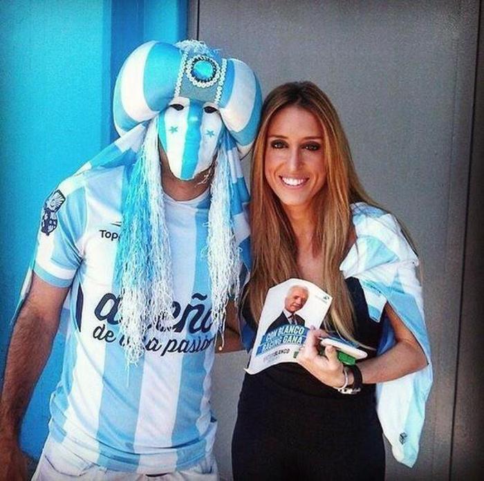 Racing Clubın başkanının kızlarından saha içerisinde selfie